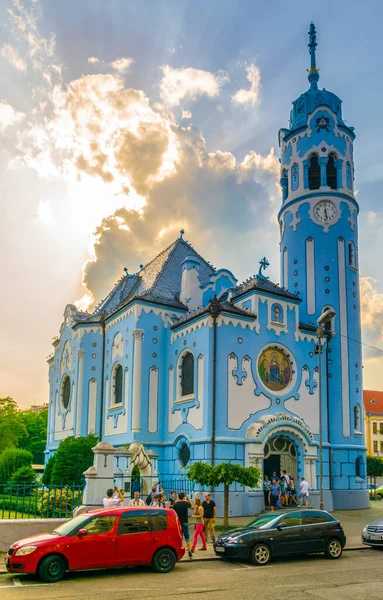 BRATISLAVA, SLOVAKIA, 28 Mayıs 2016: İnsanlar Bratislava, Slovakya 'nın simgelerinden biri olan Saint Elizabeth Macar Kilisesi önünde toplanıyorlar.