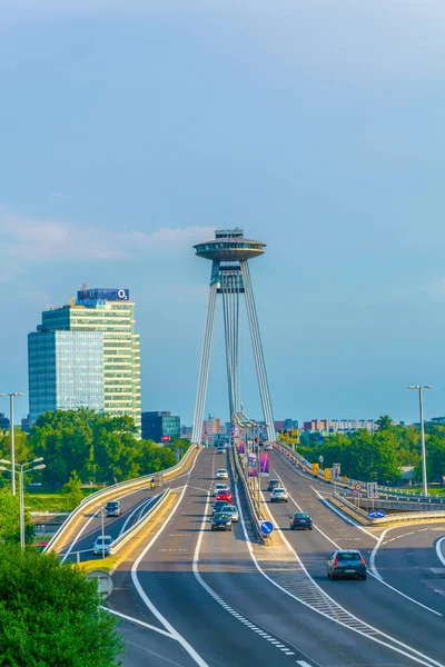 BRATISLAVA, SLOVAKIA, Mayıs 28, 2016: Bratislava, Slovakya 'daki SNP köprüsü, Danube Nehri' nin her iki yakasındaki şehir parçaları arasındaki bağlantıyı kolaylaştıran önemli bir trafik merkezidir.