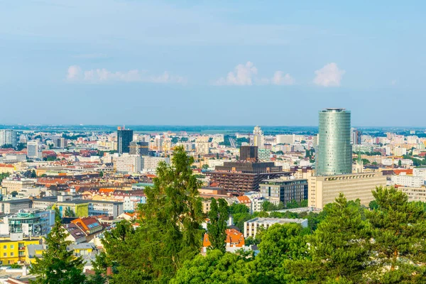 BRATISLAVA, SLOVAKIA, 28 Mayıs 2016: Bratislava 'daki Slovakya ulusal bankasının ve Slovakya radyosunun hava görüntüsü