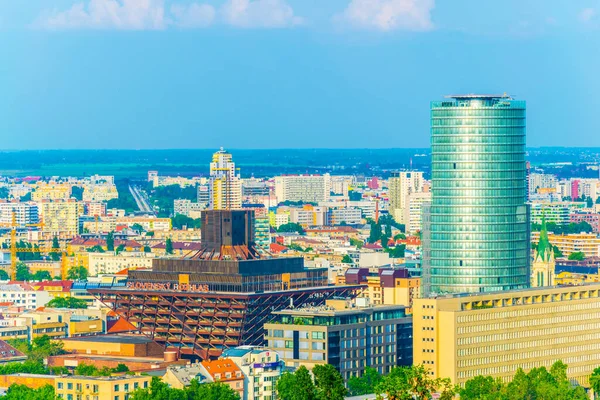 BRATISLAVA, SLOVAKIA, 28 Mayıs 2016: Bratislava 'daki Slovakya ulusal bankasının ve Slovakya radyosunun hava görüntüsü
