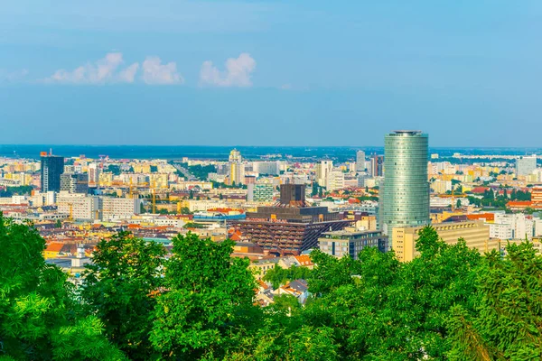 BRATISLAVA, SLOVAKIA, 28 Mayıs 2016: Bratislava 'daki Slovakya ulusal bankasının ve Slovakya radyosunun hava görüntüsü