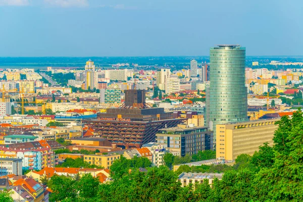 BRATISLAVA, SLOVAKIA, 28 Mayıs 2016: Bratislava 'daki Slovakya ulusal bankasının ve Slovakya radyosunun hava görüntüsü