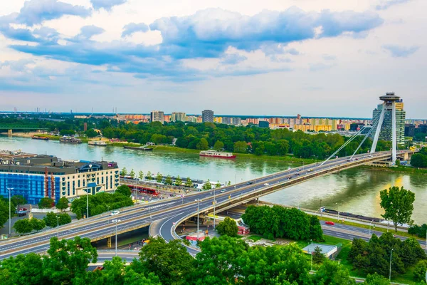 BRATISLAVA, SLOVAKIA, 28 Mayıs 2016: Bratislava, Slovakya 'daki SNP köprüsünün hava görüntüsü
