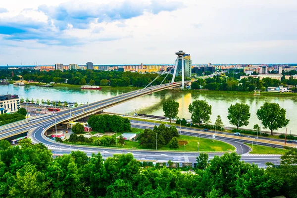 BRATISLAVA, SLOVAKIA, 28 Mayıs 2016: Bratislava, Slovakya 'daki SNP köprüsünün hava görüntüsü