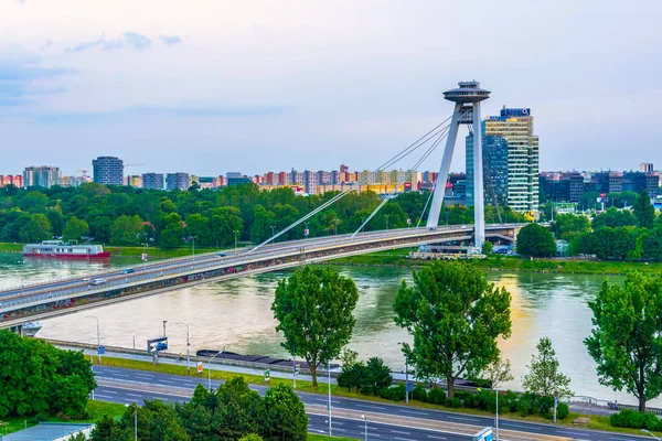 BRATISLAVA, SLOVAKIA, 28 Mayıs 2016: Bratislava, Slovakya 'daki SNP köprüsünün hava görüntüsü