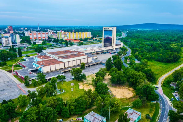 BRATISLAVA, SLOVAKIA, 28 Mayıs 2016: Slovakya 'nın Bratislava' nın petrzalka ilçesinin hava manzarası gün batımında incheba fuarına hakim