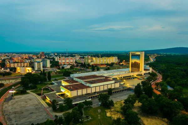BRATISLAVA, SLOVAKIA, 28 Mayıs 2016: Slovakya 'nın Bratislava' nın petrzalka ilçesinin hava manzarası gün batımında incheba fuarına hakim