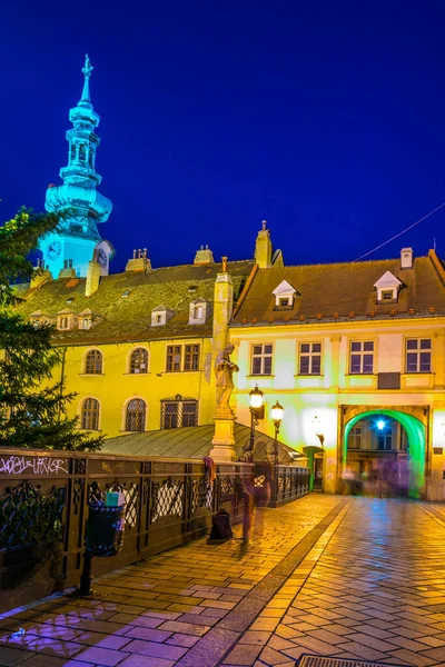 BRATISLAVA, SLOVAKIA, 28 Mayıs 2016: Bratislava 'nın tarihi merkezindeki Michalska kulesinin gece görüşü Slovakya' daki Michalska caddesinin sonundan alındı