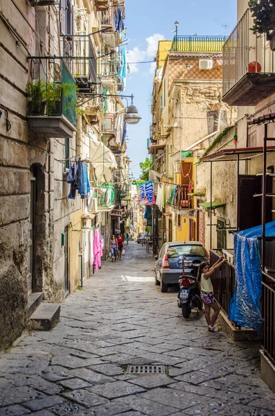 Naples Italia Junio 2014 Gente Está Pasando Por Estrechas Calles — Foto de Stock