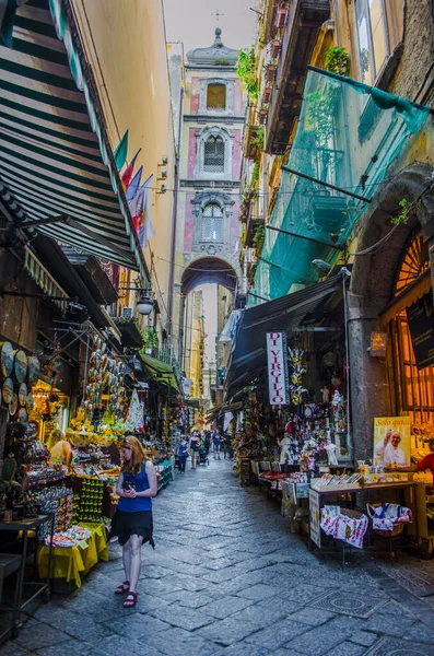 NAPLES, ITALY, HAZİRAN 24, 2014: İnsanlar İtalya Napoli 'deki tarihi eski şehrin dar sokaklarından geçiyor.