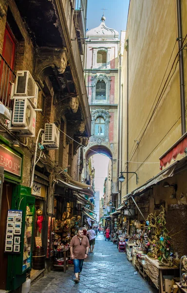 Naples Italy June 2014 People Passing Narrow Streets Historical Old — Stockfoto