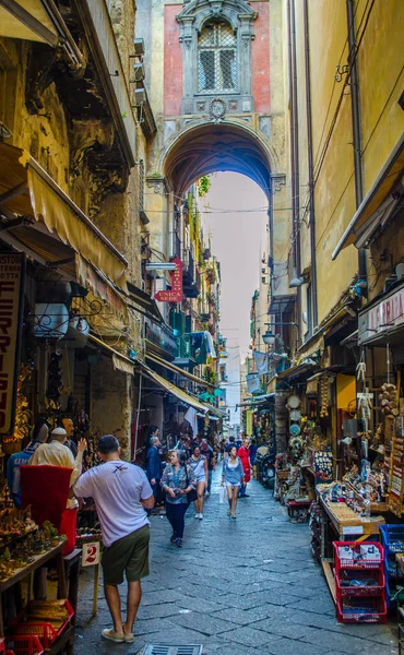 Naples Italia Junio 2014 Gente Está Pasando Por Estrechas Calles — Foto de Stock