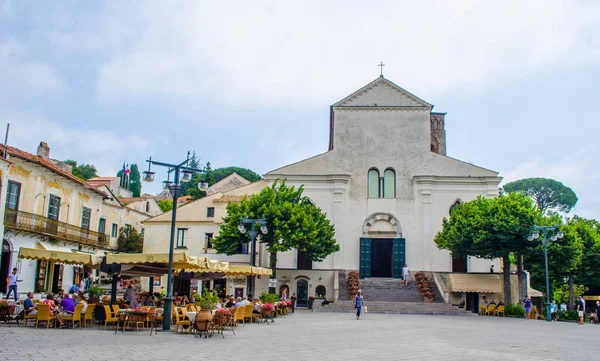 RAVELLO, İtalya, 22 Haziran 2014: İtalyan şehir ravello 'sunun ana meydanı, vila rufolo ile ünlüdür..