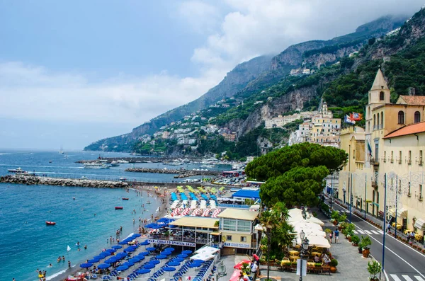 AMALFI, İtalya - 28 Haziran 2014: İnsanlar İtalya 'nın Amalfi kentinin pitoresk yaz manzarasının tadını çıkarıyorlar. Amalfi UNESCO Dünya Mirası Alanlarına dahil edildi.