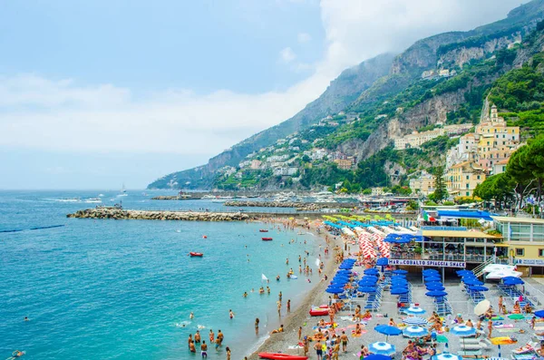 Amalfi Itália Junho 2014 Pessoas Desfrutam Uma Praia Pitoresca Paisagem — Fotografia de Stock