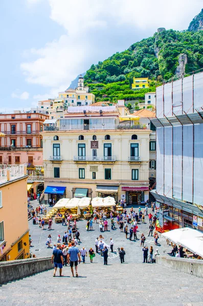 Amalfi Italy Ιουνιου 2014 Γραφικό Καλοκαιρινό Τοπίο Της Πόλης Αμάλφι — Φωτογραφία Αρχείου