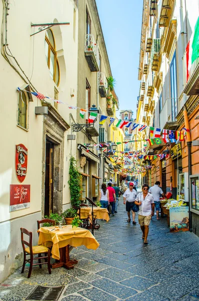 SORRENTO, ITALY, HAZİRAN 2014: İnsanlar İtalyan şehrinin sokaklarında güneşli bir günün tadını çıkarıyorlar.