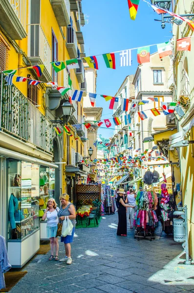 SORRENTO, ITALY, HAZİRAN 2014: İnsanlar İtalyan şehrinin sokaklarında güneşli bir günün tadını çıkarıyorlar.