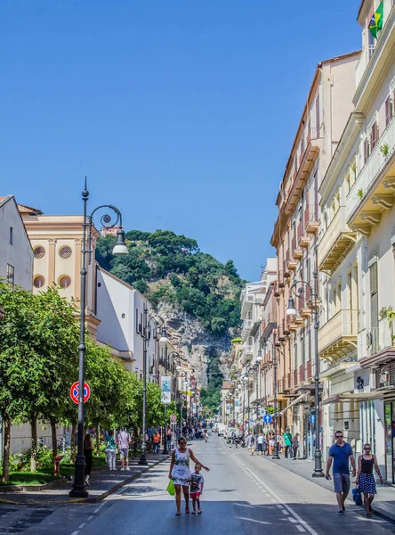 SORRENTO, ITALY, HAZİRAN 2014: İnsanlar İtalyan şehrinin sokaklarında güneşli bir günün tadını çıkarıyorlar.
