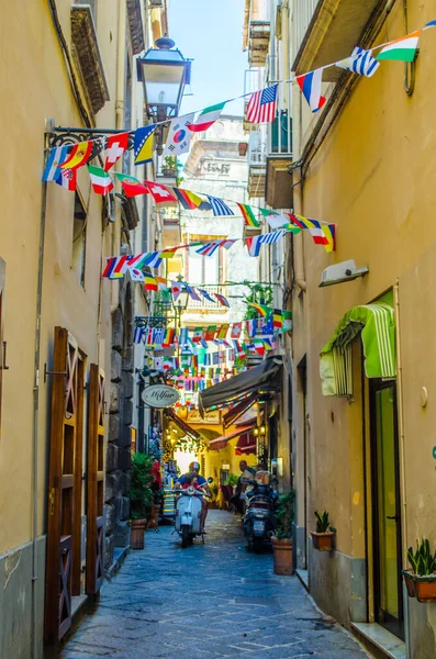 SORRENTO, ITALY, HAZİRAN 2014: İnsanlar İtalyan şehrinin sokaklarında güneşli bir günün tadını çıkarıyorlar.