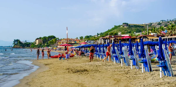 AGROPOLI, İtalya - 29 Temmuz 2014 'te Agropoli' de bir plaj manzarası. Agropoli İtalya 'nın güneyinde, nüfusu 20.610 olan bir kasabadır..