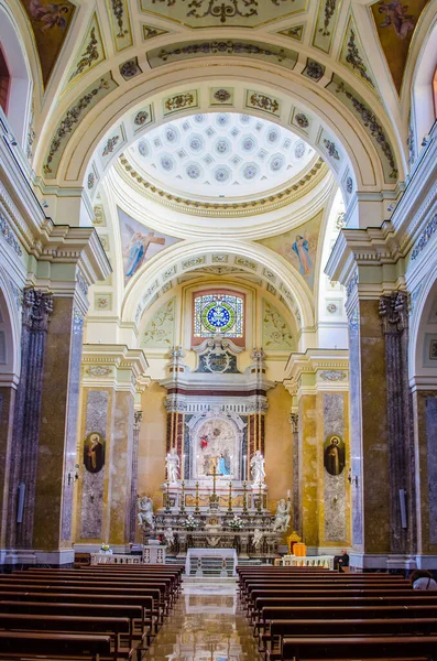 SALERNO, İtalya - 30 Haziran 2014: Salerno, İtalya 'da bir katedralin içi (duomo)