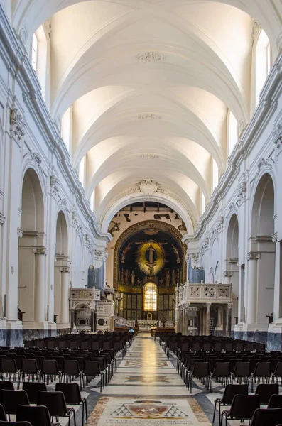 SALERNO, İtalya - 30 Haziran 2014: Salerno, İtalya 'da bir katedralin içi (duomo)