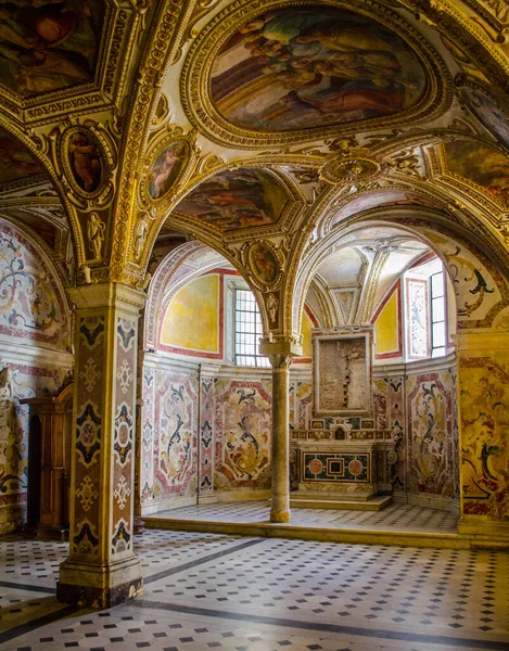 SALERNO, İtalya - 30 Haziran 2014: Salerno, İtalya 'da bir katedralin içi (duomo)