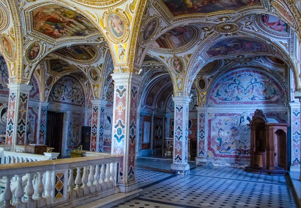 SALERNO, İtalya - 30 Haziran 2014: Salerno, İtalya 'da bir katedralin içi (duomo)