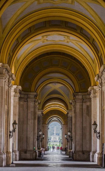 CASERTA, ITALY - 1 Haziran 2014 tarihinde Caserta 'daki Palazzo Reale' nin iç mekanı. 18. yüzyılda Avrupa 'da inşa edilen en büyük saraydı..