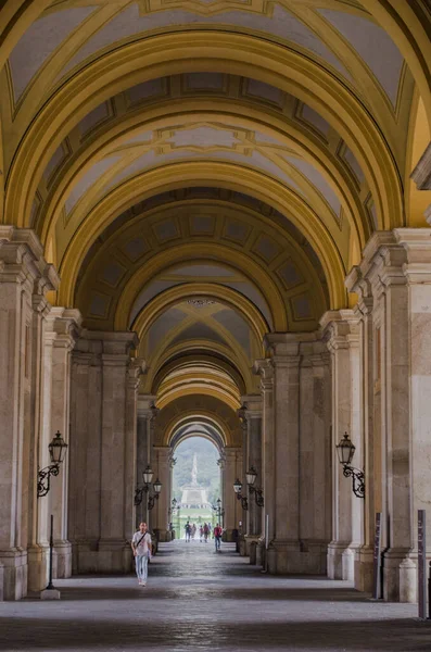 CASERTA, ITALY - 1 Haziran 2014 tarihinde Caserta 'daki Palazzo Reale' nin iç mekanı. 18. yüzyılda Avrupa 'da inşa edilen en büyük saraydı..