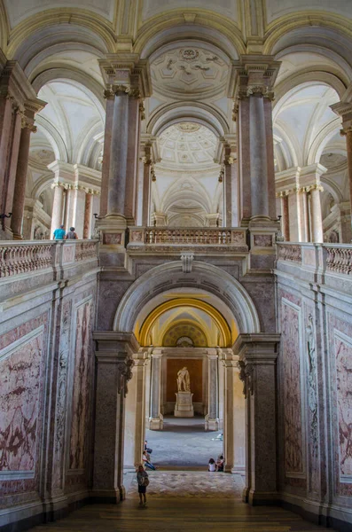 CASERTA, ITALY - 1 Haziran 2014 tarihinde Caserta 'daki Palazzo Reale' nin iç mekanı. 18. yüzyılda Avrupa 'da inşa edilen en büyük saraydı..