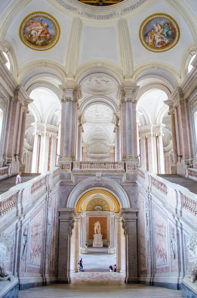 CASERTA, ITALY - 1 Haziran 2014 tarihinde Caserta 'daki Palazzo Reale' nin iç mekanı. 18. yüzyılda Avrupa 'da inşa edilen en büyük saraydı..