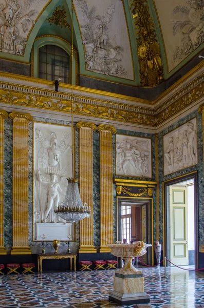 CASERTA, ITALY - 1 Haziran 2014 tarihinde Caserta 'daki Palazzo Reale' nin iç mekanı. 18. yüzyılda Avrupa 'da inşa edilen en büyük saraydı..