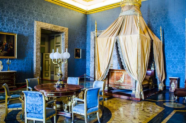 CASERTA, ITALY - 1 Haziran 2014 tarihinde Caserta 'daki Palazzo Reale' nin iç mekanı. 18. yüzyılda Avrupa 'da inşa edilen en büyük saraydı..