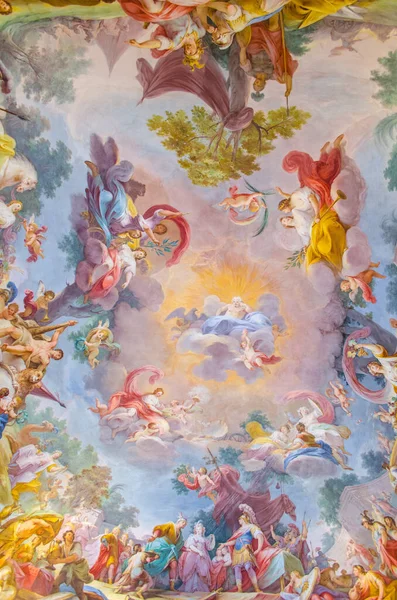 CASERTA, İtalya - 1 Haziran 2014 'te Caserta' daki Palazzo Reale 'nin dekorasyonunun görüntüsü. 18. yüzyılda Avrupa 'da inşa edilen en büyük saraydı..