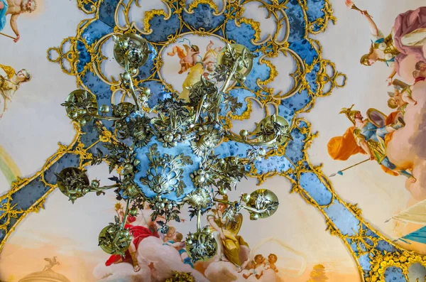 CASERTA, İtalya - 1 Haziran 2014 'te Caserta' daki Palazzo Reale 'nin dekorasyonunun görüntüsü. 18. yüzyılda Avrupa 'da inşa edilen en büyük saraydı..