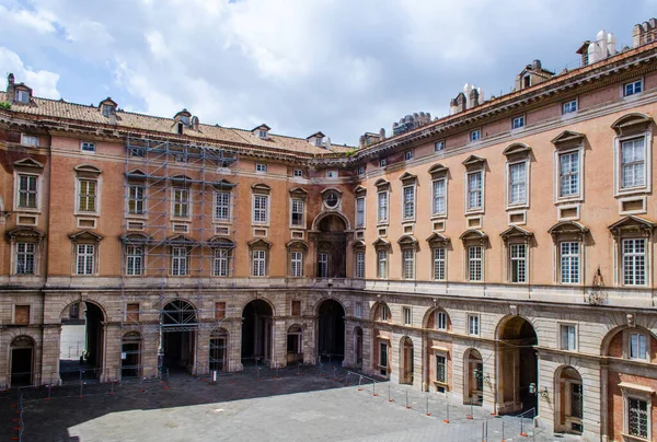 CASERTA, ITALY - 1 Haziran 2014 tarihinde Caserta 'daki Palazzo Reale' nin iç mekanı. 18. yüzyılda Avrupa 'da inşa edilen en büyük saraydı..