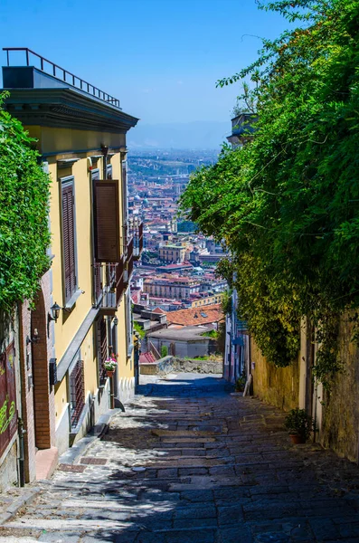 NAPLES, ITALY, HAZİRAN 24, 2014: İnsanlar İtalya Napoli 'deki tarihi eski şehrin dar sokaklarından geçiyor.