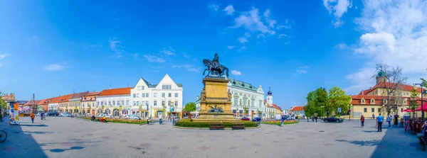 PODEBRAdy, CZECH REPUBLIC, HAZİRAN 28 Nisan 2015: İnsanlar Çekoslovakya Kralı Jiri z podebrad 'ın heykeli tarafından domine edilen Czech şehrinin ana meydanında geziniyorlar.