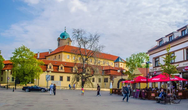 2015年4月28日 Czech Podebrady 人们漫步在以切赫国王吉里 波德拉德雕像为主的切赫市波德拉迪的主广场 — 图库照片