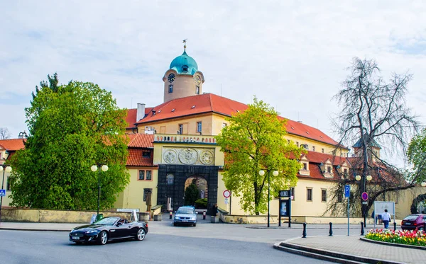 2015年4月28日 Czech Podebrady 人们漫步在以切赫国王吉里 波德拉德雕像为主的切赫市波德拉迪的主广场 — 图库照片