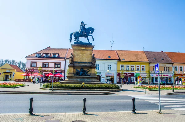 PODEBRAdy, CZECH REPUBLIC, HAZİRAN 28 Nisan 2015: İnsanlar Çekoslovakya Kralı Jiri z podebrad 'ın heykeli tarafından domine edilen Czech şehrinin ana meydanında geziniyorlar.