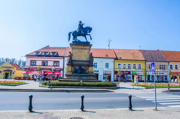 2015年4月28日 Czech Podebrady 人们漫步在以切赫国王吉里 波德拉德雕像为主的切赫市波德拉迪的主广场 — 图库照片