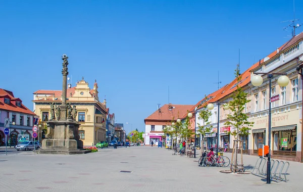 2015年4月28日 Czech Podebrady 人们漫步在以切赫国王吉里 波德拉德雕像为主的切赫市波德拉迪的主广场 — 图库照片