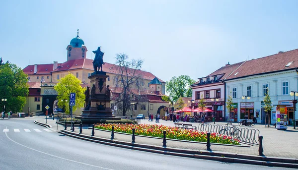 PODEBRAdy, CZECH REPUBLIC, HAZİRAN 28 Nisan 2015: İnsanlar Çekoslovakya Kralı Jiri z podebrad 'ın heykeli tarafından domine edilen Czech şehrinin ana meydanında geziniyorlar.
