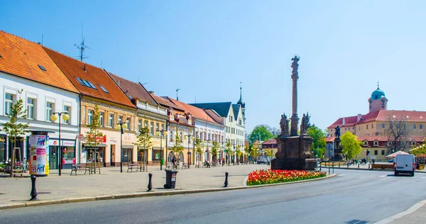 PODEBRAdy, CZECH REPUBLIC, HAZİRAN 28 Nisan 2015: İnsanlar Çekoslovakya Kralı Jiri z podebrad 'ın heykeli tarafından domine edilen Czech şehrinin ana meydanında geziniyorlar.