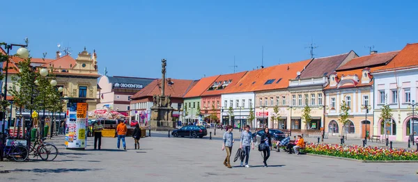 PODEBRAdy, CZECH REPUBLIC, HAZİRAN 28 Nisan 2015: İnsanlar Çekoslovakya Kralı Jiri z podebrad 'ın heykeli tarafından domine edilen Czech şehrinin ana meydanında geziniyorlar.