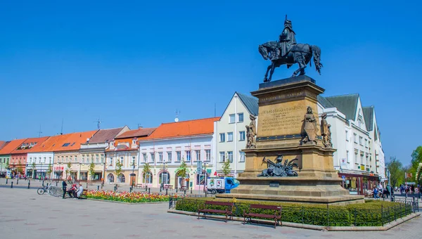 PODEBRAdy, CZECH REPUBLIC, HAZİRAN 28 Nisan 2015: İnsanlar Çekoslovakya Kralı Jiri z podebrad 'ın heykeli tarafından domine edilen Czech şehrinin ana meydanında geziniyorlar.