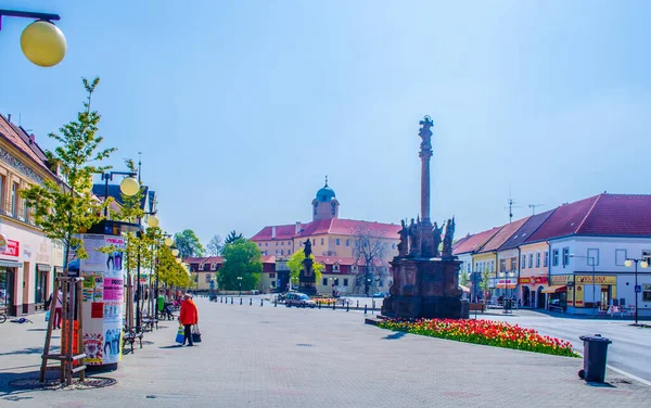 PODEBRAdy, CZECH REPUBLIC, HAZİRAN 28 Nisan 2015: İnsanlar Çekoslovakya Kralı Jiri z podebrad 'ın heykeli tarafından domine edilen Czech şehrinin ana meydanında geziniyorlar.